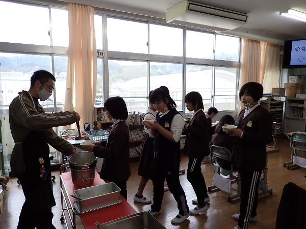 スープのおかわりに並ぶ赤阪小学校5年生