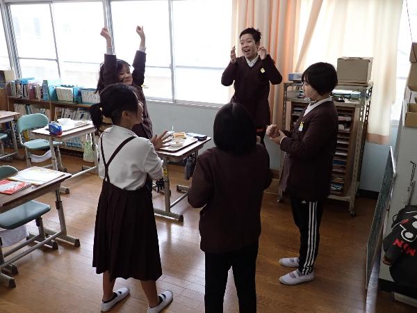 楽しそうにおかわりジャンケンをする赤阪小学校5年生