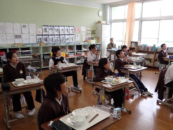 「給食ナゾトキ」でひらめく、赤阪小学校5年生