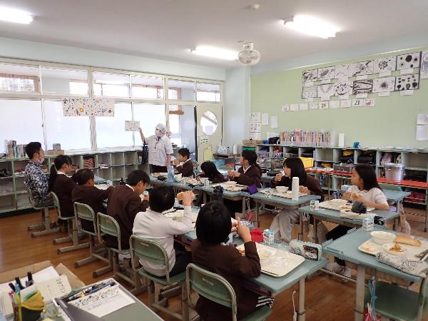 給食時間のようす（赤阪小学校わんぱく班給食）
