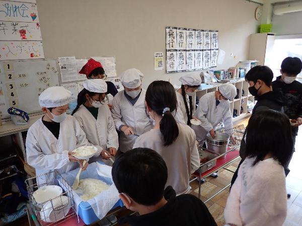 上手に配膳をする千早小吹台小学校5年生