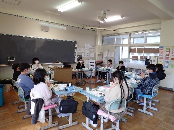 給食時間のようす（千早小吹台小学校5年生）