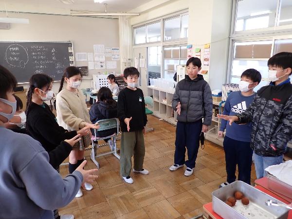おかわりジャンケンをする千早小吹台小学校5年生