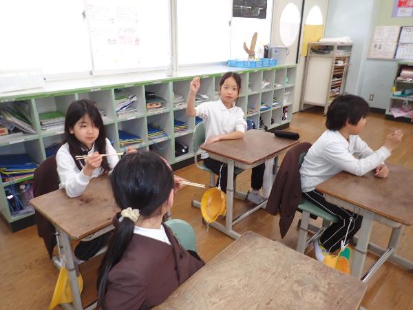 正しいおはしの持ち方を練習する赤阪小学校3年生