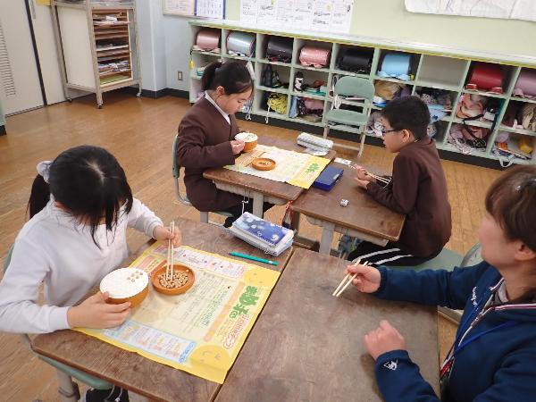 豆つかみゲームを実践する赤阪小学校3年生