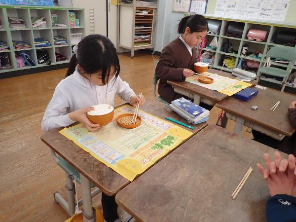 食育のようす（赤阪小3年豆つかみ）
