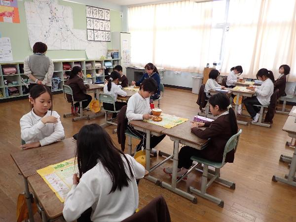 豆つかみゲームを実践する赤阪小学校3年生