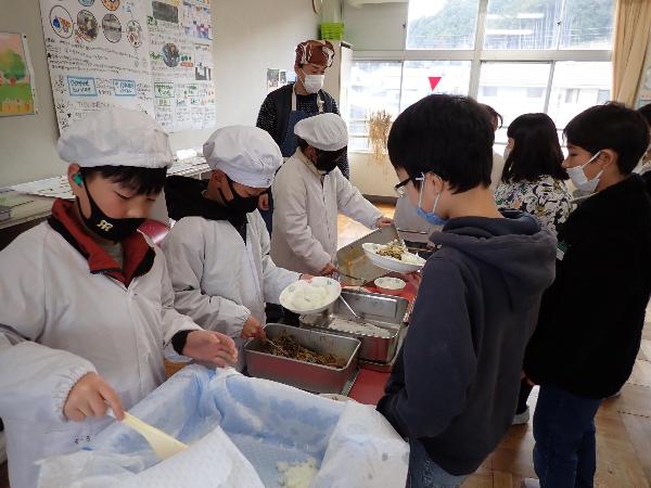 上手に配膳をする千早小吹台小学校5年生
