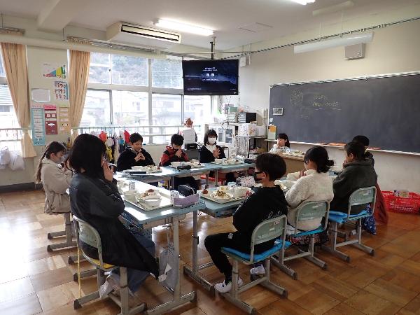 ロの字になって給食を食べる千早小吹台小学校5年生