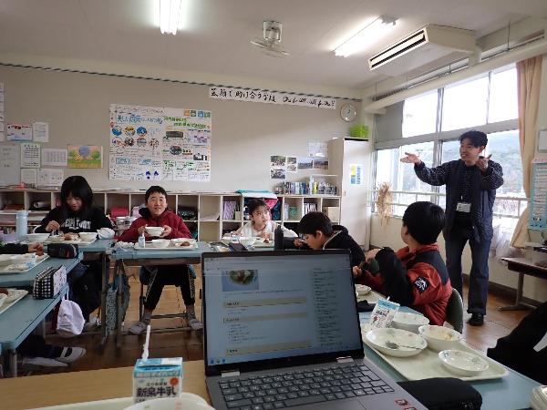 レシピに興味を持ったり、楽しく会話したりする千早小吹台小学校5年生