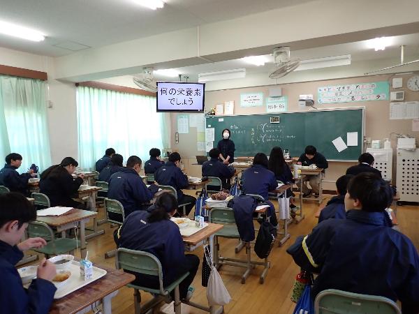 牛乳の話をする栄養教諭