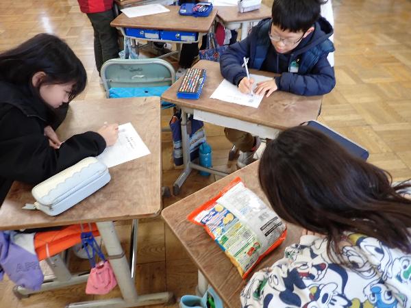 ポテトチップスの原材料を調べる千早小吹台小学校4年生