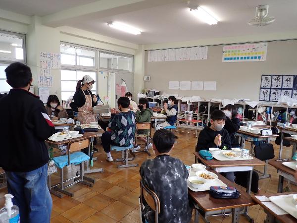 班の形で給食を食べる千早小吹台小学校6年生