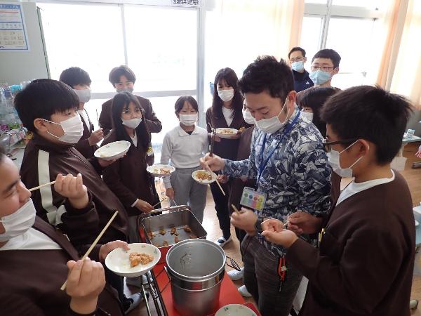 おかわりに集まる赤阪小学校6年生