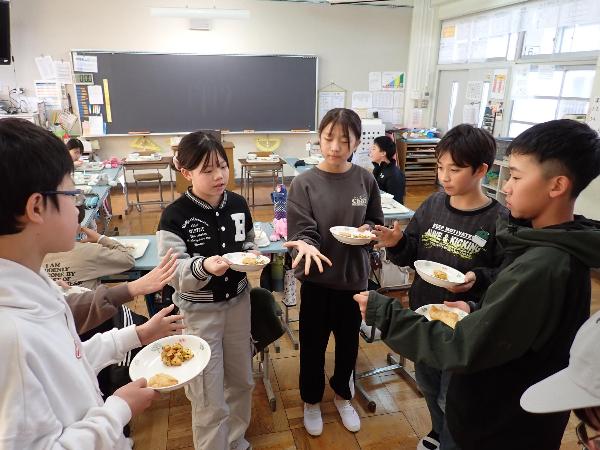 おかわりジャンケンをする千早小吹台小学校6年生