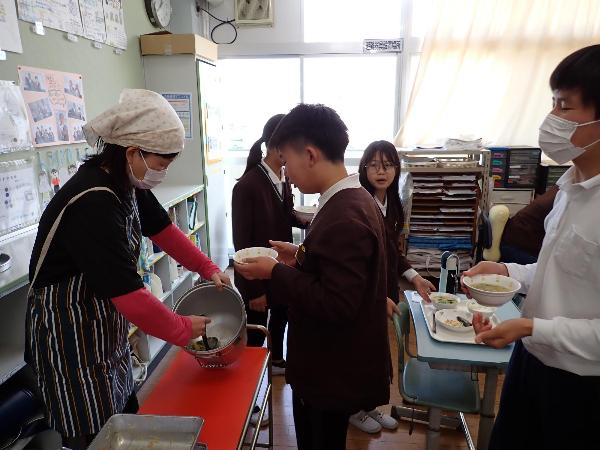 おかわりに並ぶ赤阪小学校6年生