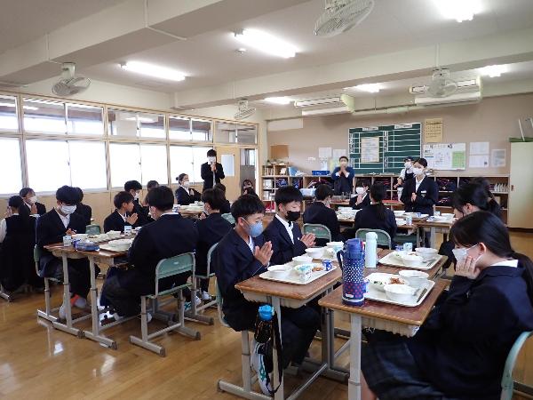 落ち着いて丁寧に「いただきます」をする、村立中学校1年生