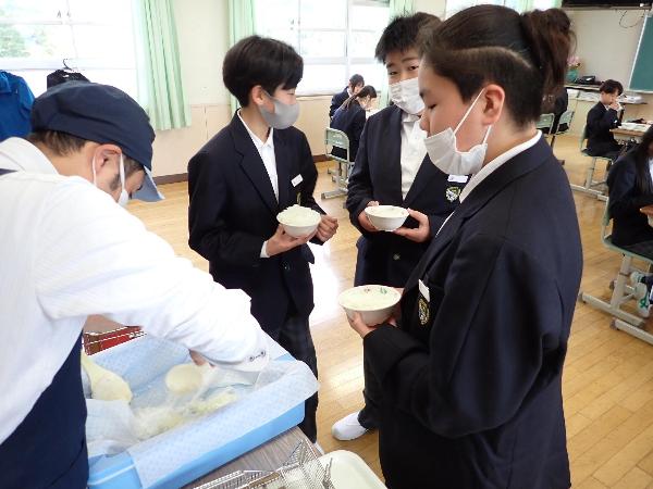 追加盛りをする中学1年生