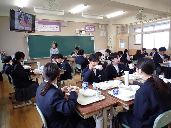 片付けの仕方を聞く中学1年生