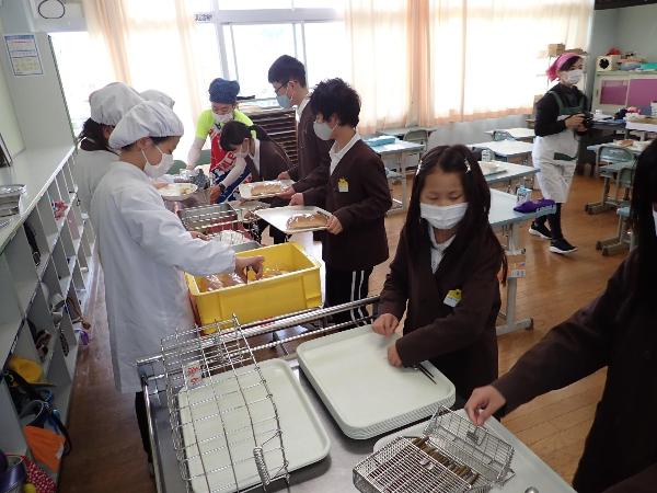 テキパキと配膳をする赤阪小学校6年生