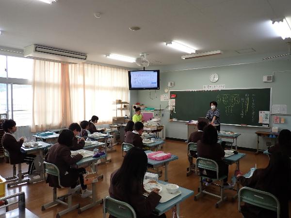 献立コンテストで自分の献立講評を聞く赤阪小学校6年生