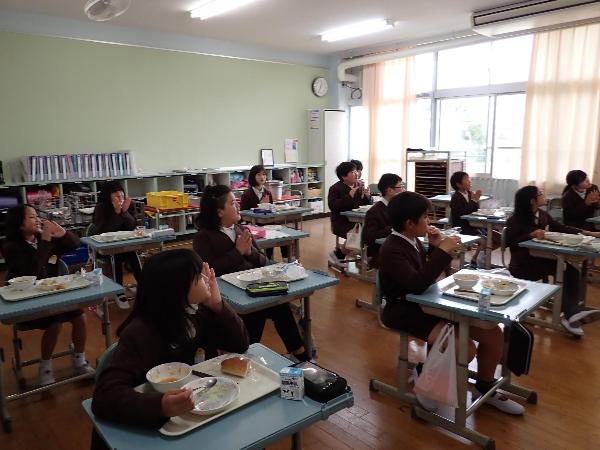 採用になって喜ぶ赤阪小学校6年生