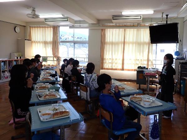 モニターを見えるように机の並べ方を変えた千早小吹台小学校6年生