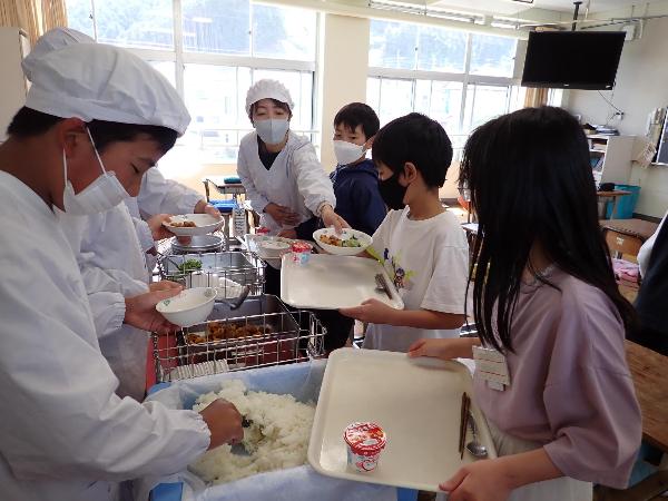 配膳をする千早小吹台小学校6年生