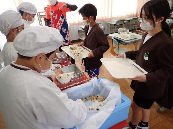 テキパキと配膳をする赤阪小学校6年生