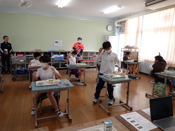 献立コンテストで自分の献立講評を聞く赤阪小学校6年生