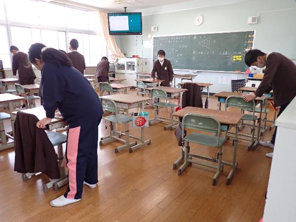 机をきれいに拭く赤阪小学校6年生