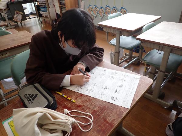 採用になった献立のイラストを描く赤阪小学校6年生