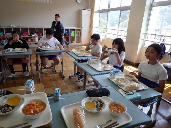 談笑しながら給食を食べる千早小吹台小学校6年生