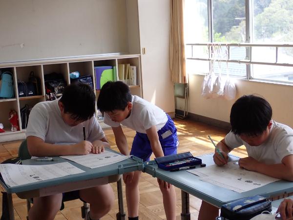 採用献立の絵を描く千早小吹台小学校6年生