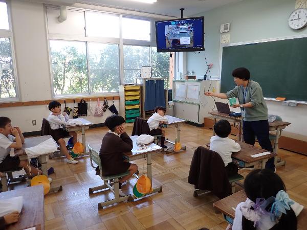 給食のやり方を聞く赤阪小学校1年生