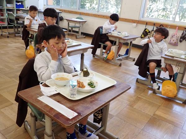 美味しそうに給食を食べる赤阪小学校1年生