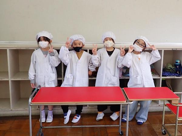 給食時間のようす（千早小吹台小学校1年生）