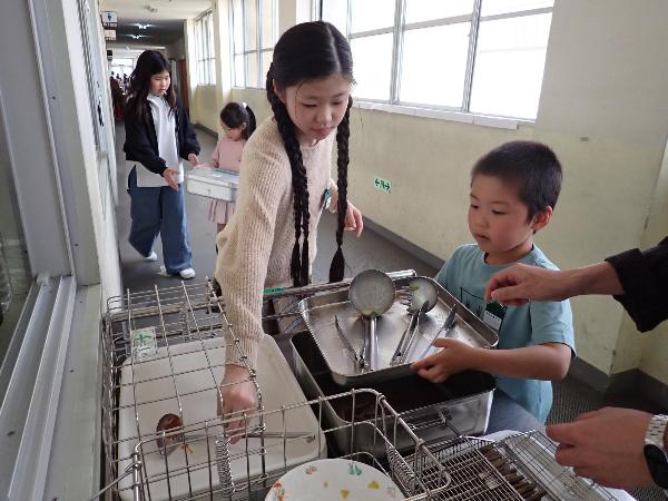 片づけ方を1年生に教えてあげる6年生