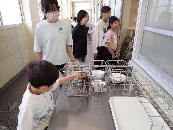 片付けのサポートに来てくれる千早小吹台小学校6年生