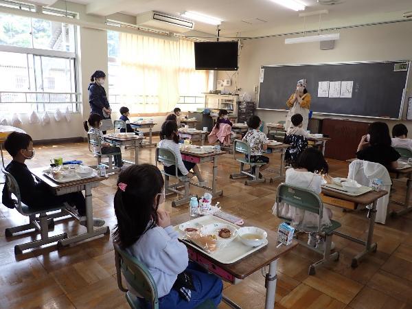 落ち着いて「いただきます」をする千早小吹台小学校1年生