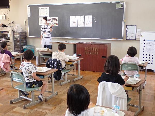 紙芝居を見る千早小吹台小学校1年生