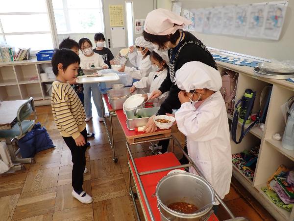 上手に給食当番をする千早小吹台小学校2年生