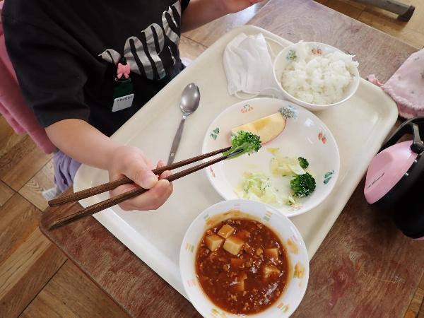 上手なおはし使いを見せてくれる千早小吹台小学校2年生
