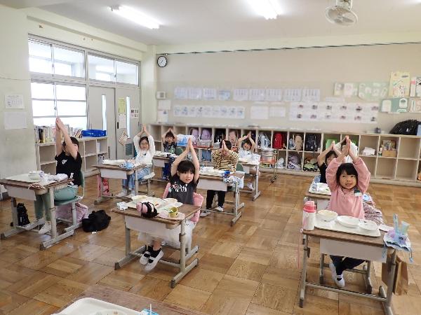 丁寧に「ごちそうさま」をする千早小吹台小学校2年生