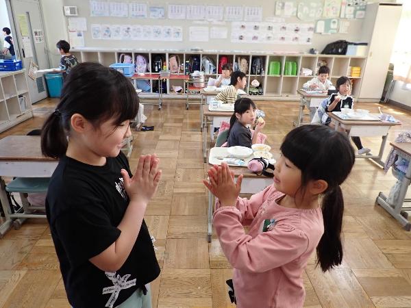 給食時間のようす（千早小吹台小学校2年生）