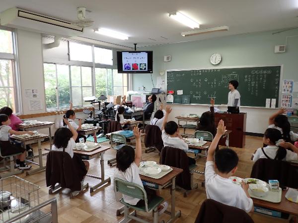 いちごクイズに答える赤阪小学校2年生