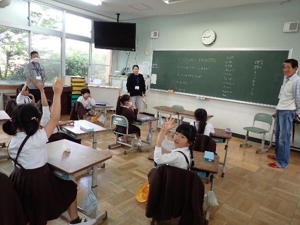 地域の農家の方を迎えて学習をする赤阪小学校2年生
