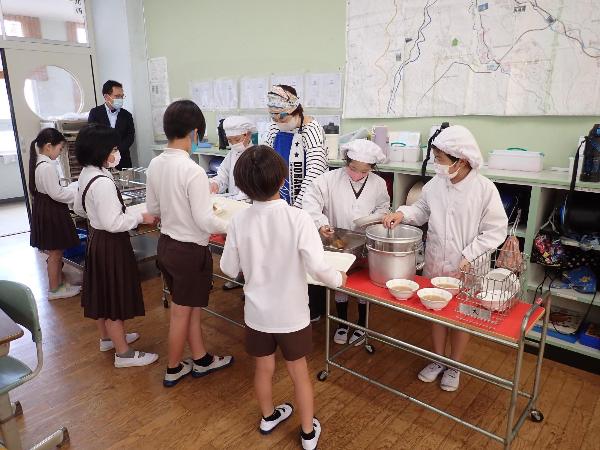 嬉しそうに配膳をする赤阪小学校3年生