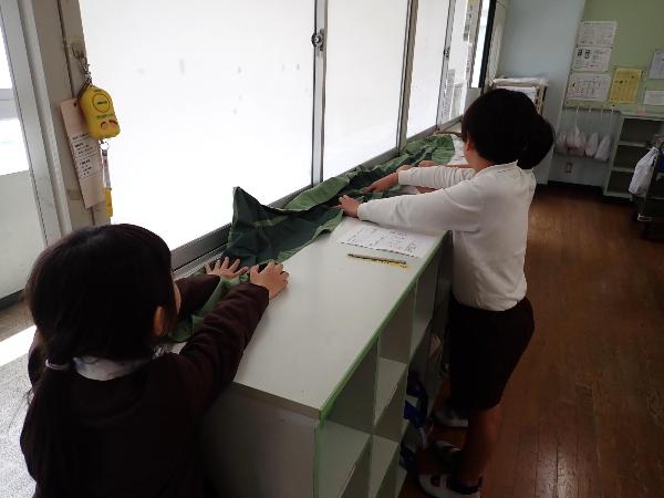 実物大のわかめのぬいぐるみを触る赤阪小学校3年生