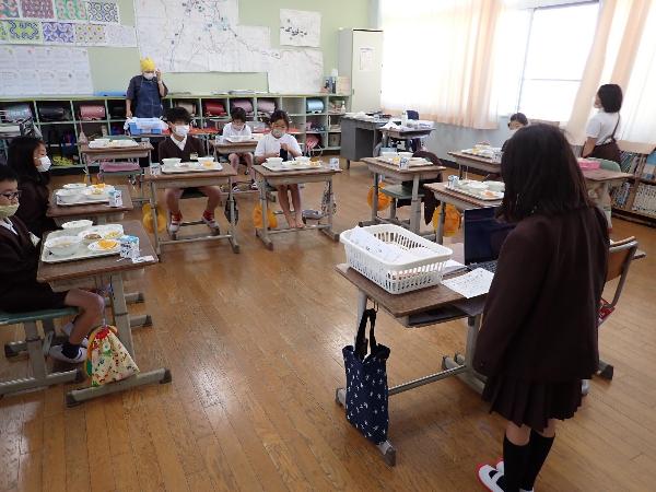 給食指導通信を読む赤阪小学校3年生